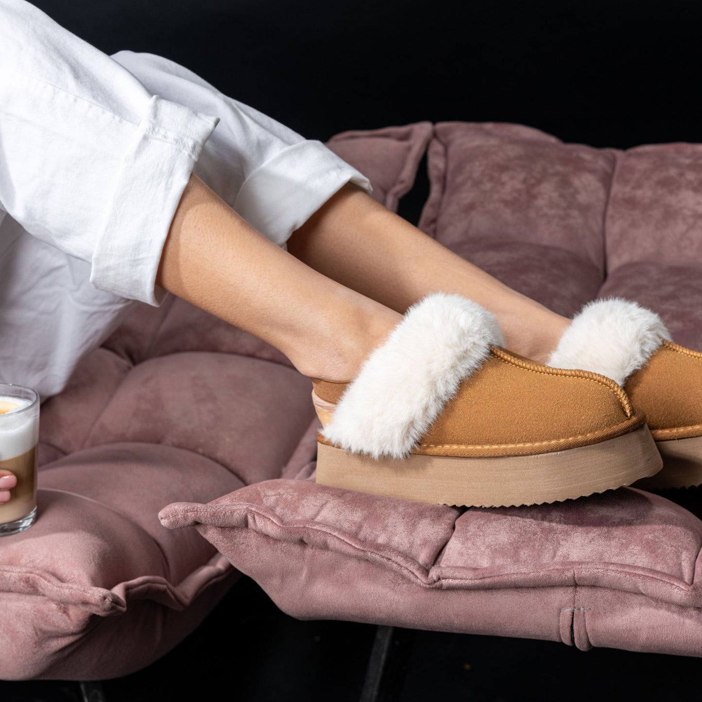 כפכפי פלטפורמה עם פרווה וגומי אחורי