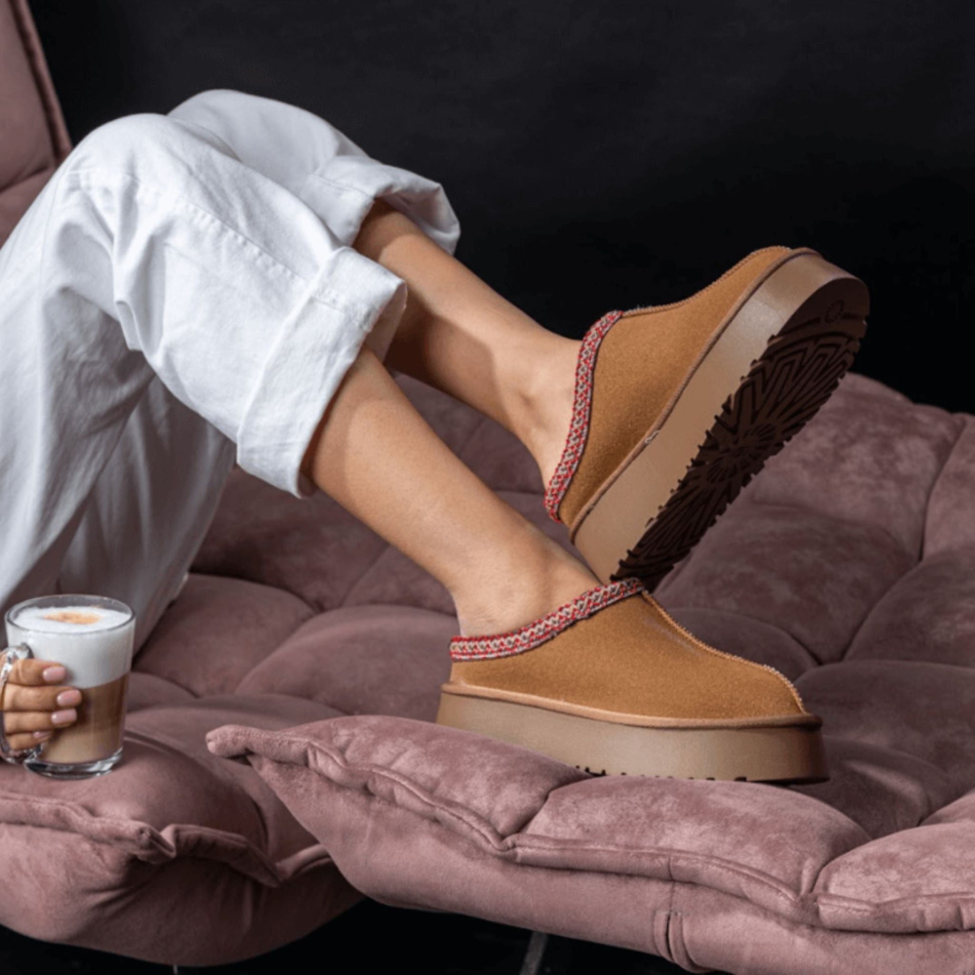 כפכפי פלטפורמה סגורות עם רקמה בצבע קאמל - Adiss