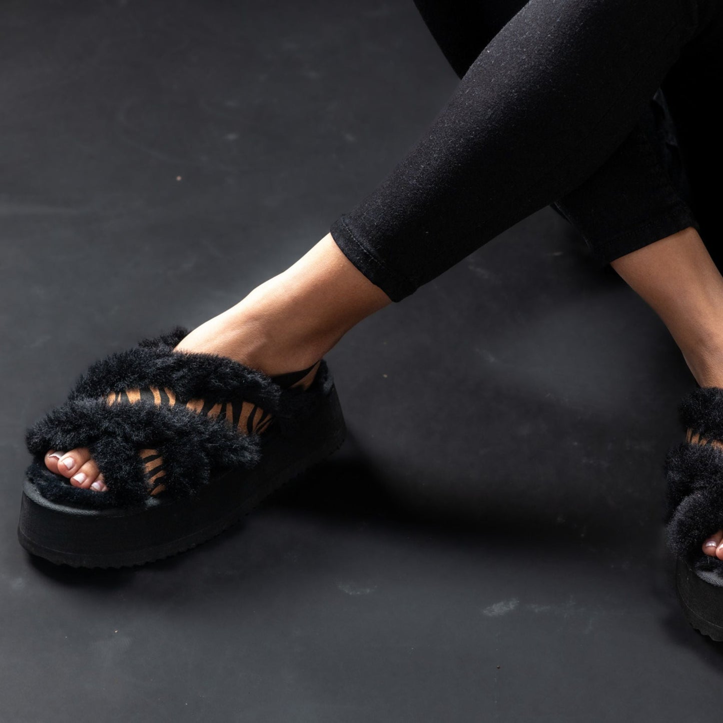 כפכפי פרווה X פלטפורמה מוגבהות עם גומי אחורי - Adiss