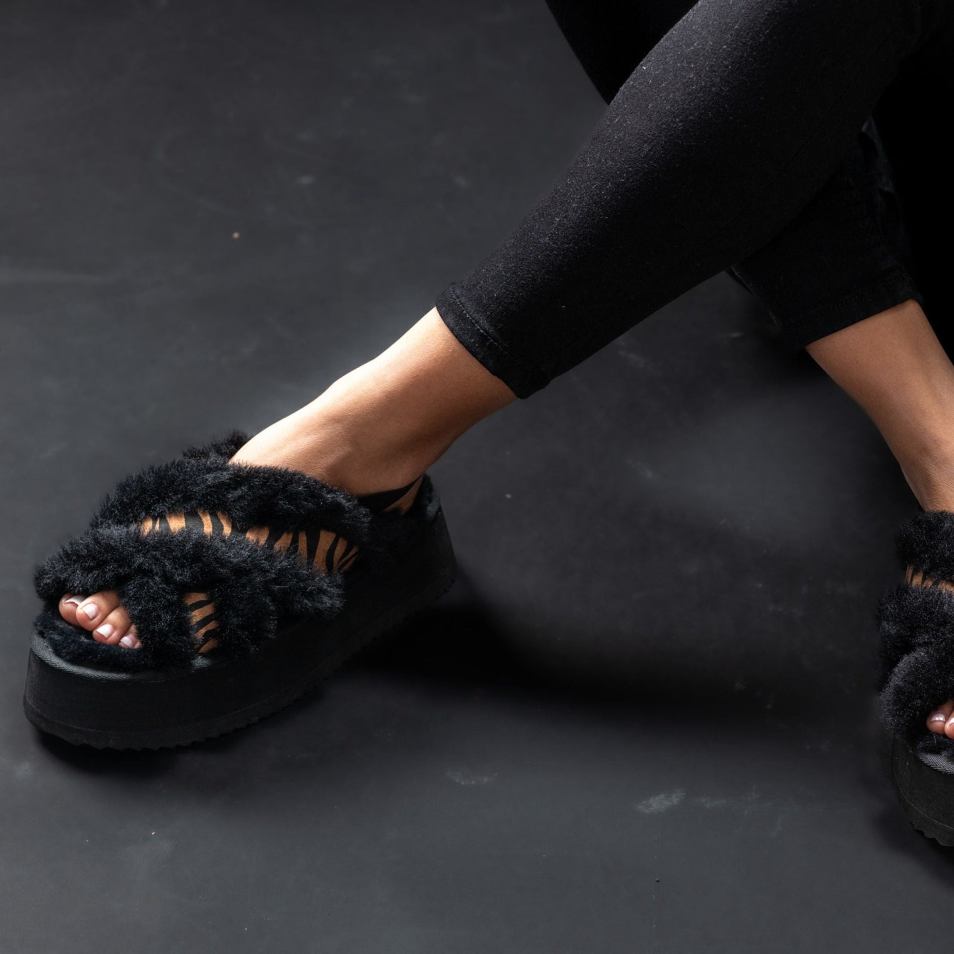 כפכפי פרווה X פלטפורמה מוגבהות עם גומי אחורי - Adiss