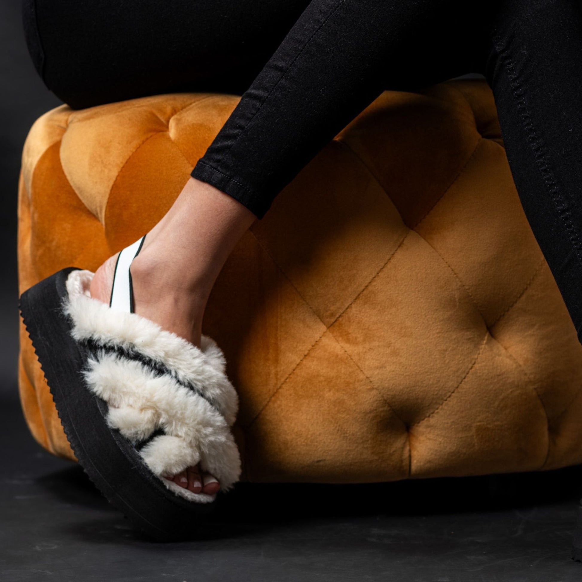 כפכפי פרווה X פלטפורמה מוגבהות עם גומי אחורי - Adiss