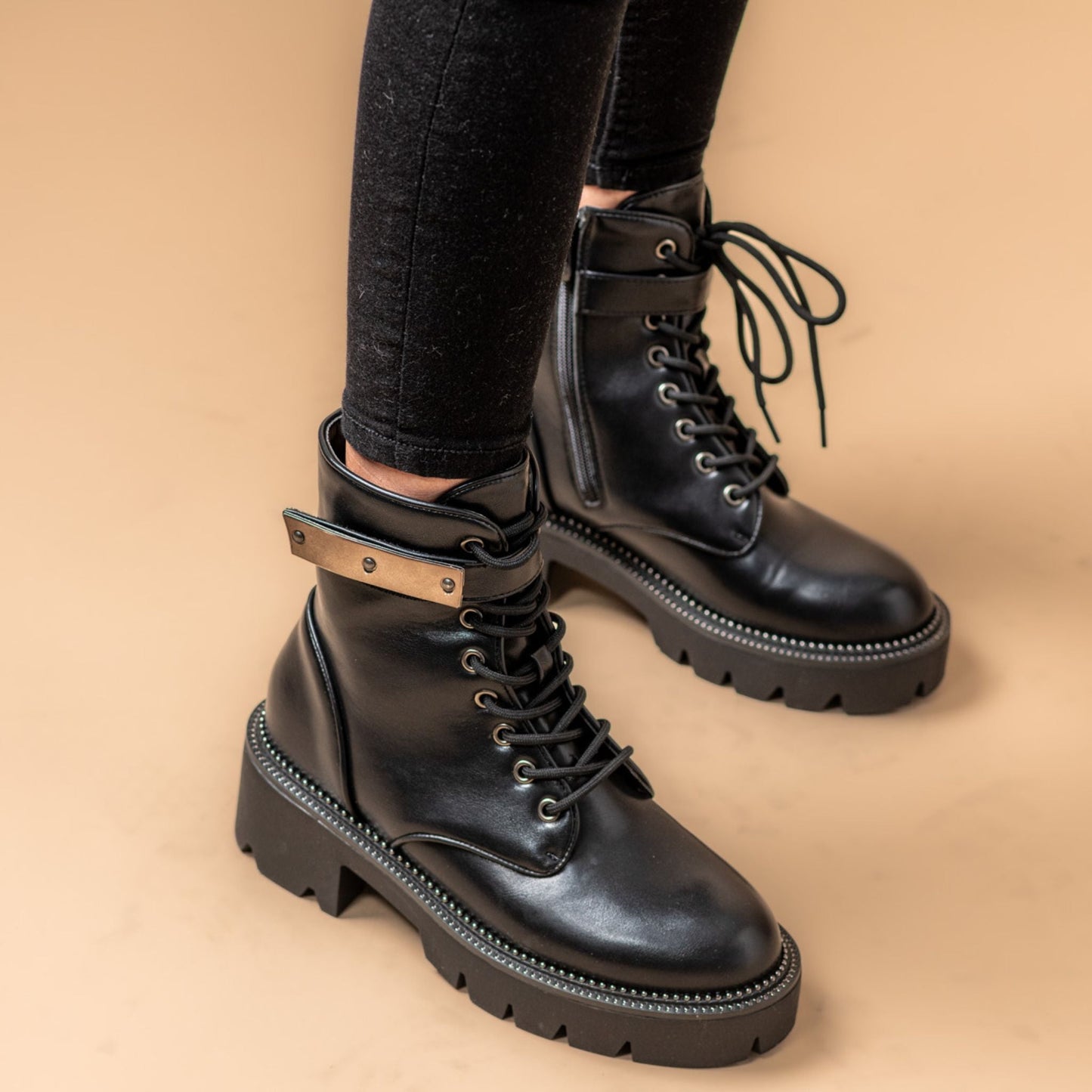 מגפונים עם שרוכים סוליה טרקטור גבוהה בצבע שחור - Adiss