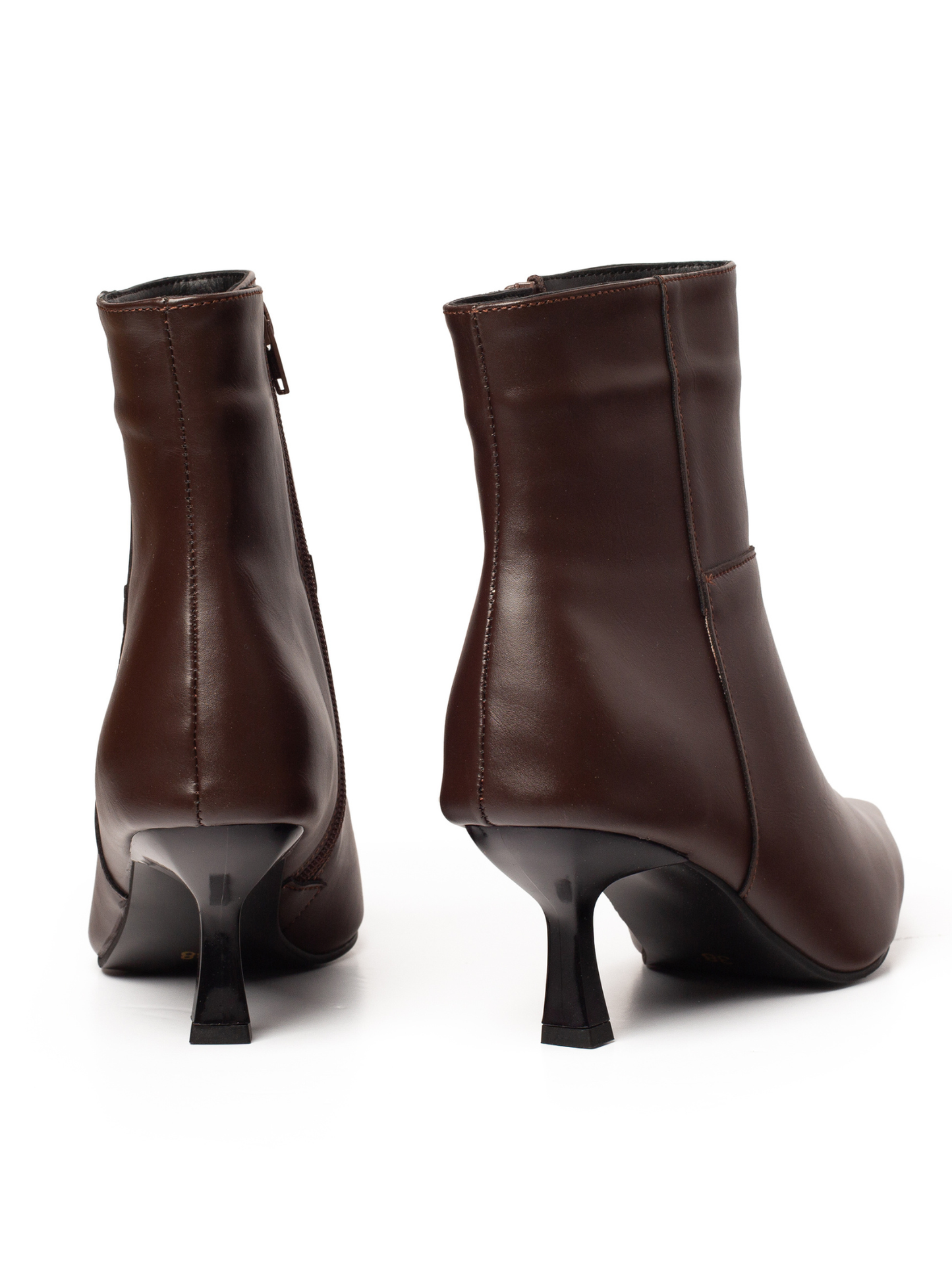 קלאסיק פוינט- מגפון שפיץ קלאסי לנשים עקב בינוני של אדיס