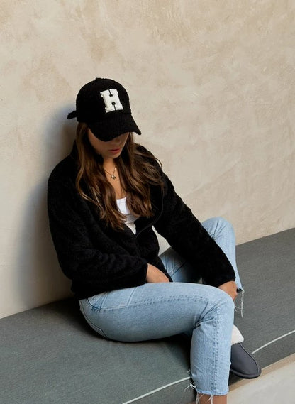 BLACK BEAR- כובע מצחיה H עם פרווה בצבע שחור - Adiss